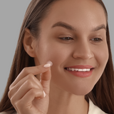 Standard acne patch applied with fingers – higher risk of bacteria and contamination